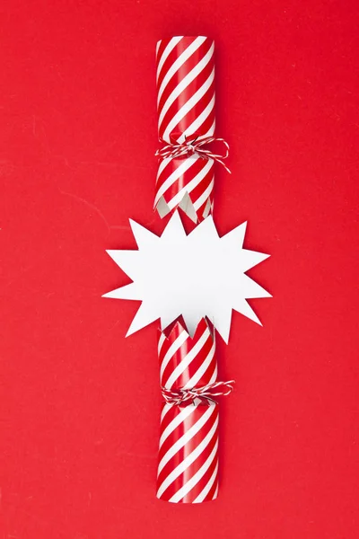 Vypráskané vánoční sušenky na červeném pozadí — Stock fotografie