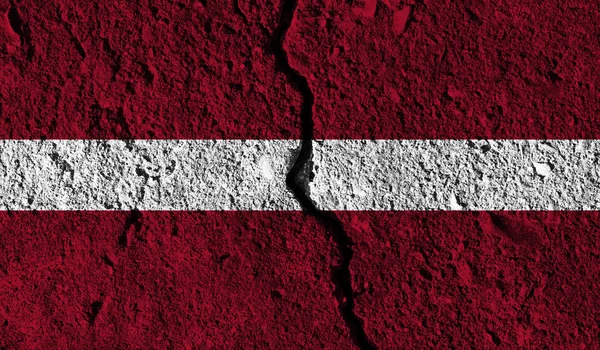 Bandera de Letonia con grieta en el medio. Conce dividido por países —  Fotos de Stock