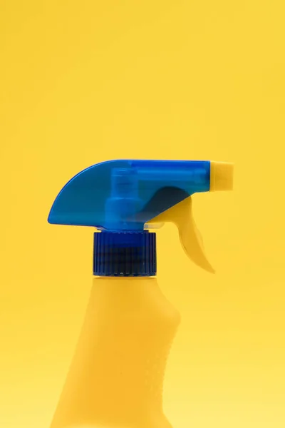 Schoonmaak spray fles producten op een heldere gele achtergrond — Stockfoto