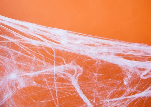 Halloween assustador teia de aranhas teia de aranha com um fundo laranja — Fotografia de Stock
