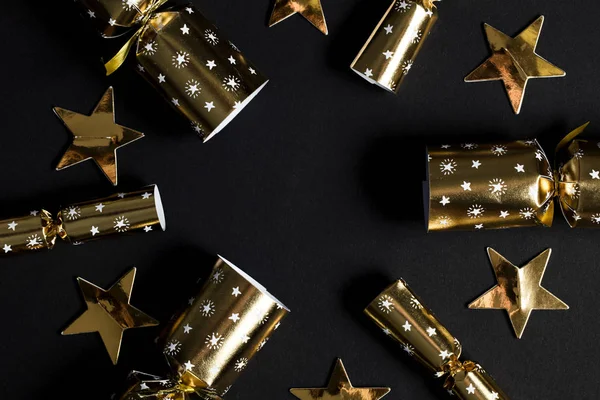 Bolachas de Natal festivas de ouro em um fundo escuro — Fotografia de Stock
