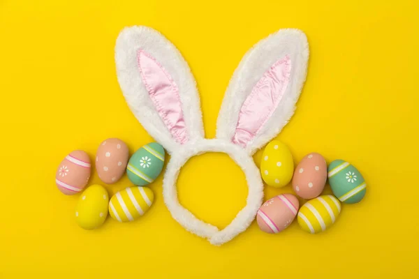 Fond de vacances de Pâques avec oreilles de lapin et oeufs de Pâques — Photo