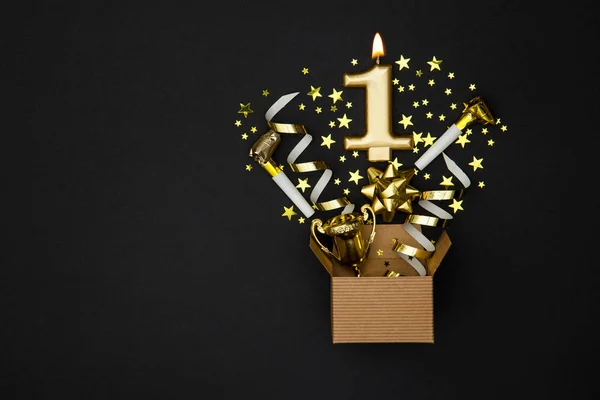 Sayı 1 altın kutlama mum ve hediye kutusu arka plan — Stok fotoğraf