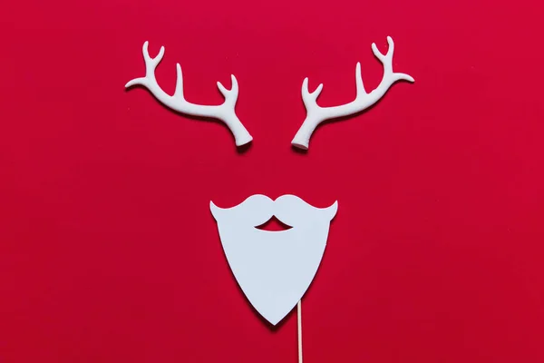Beyaz boynuzları ve beyaz bir ayıdan yapılmış Noel Ren geyiği yüzü — Stok fotoğraf