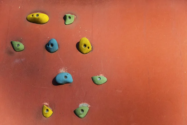 Arrampicata su roccia o parete boulder con le mani colorate — Foto Stock