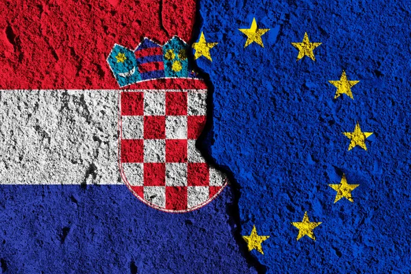 Rachadura entre a União Europeia e as bandeiras da Croácia. relações políticas — Fotografia de Stock
