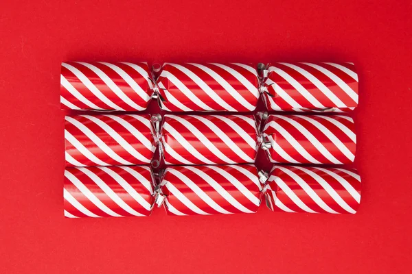 Vánoční sušenky na červeném pozadí — Stock fotografie