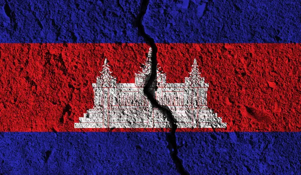 Orta üzerinden çatlak ile Kamboçya bayrağı. Ülke bölünmüş con — Stok fotoğraf