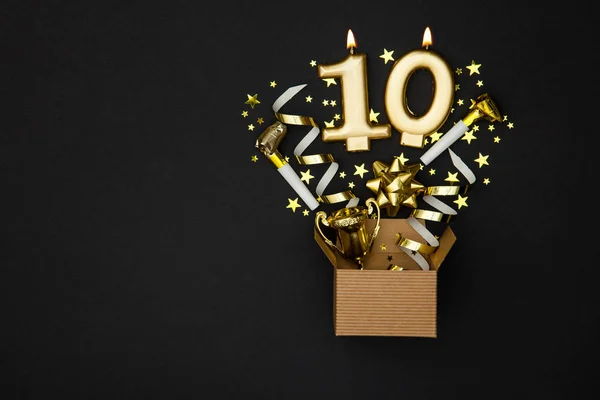 Número 10 vela celebração de ouro e fundo caixa de presente — Fotografia de Stock