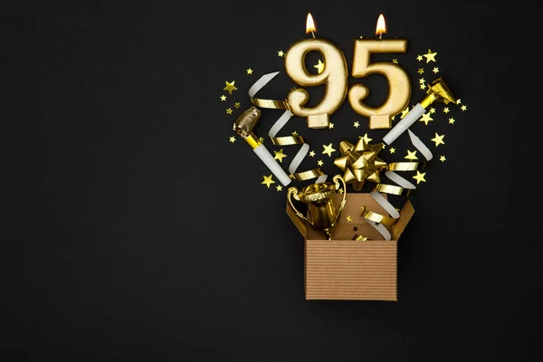 Numero 95 candela celebrazione d'oro e scatola regalo sfondo — Foto Stock