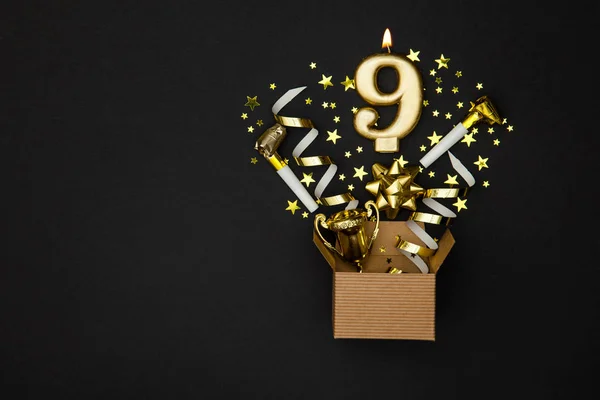 Numer 9 złota celebracja świeca i tło pudełko prezent — Zdjęcie stockowe