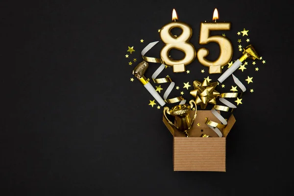 Número 85 vela de celebración de oro y fondo caja de regalo —  Fotos de Stock