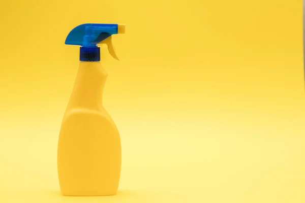 Limpieza de productos de botella en aerosol sobre un fondo amarillo brillante — Foto de Stock