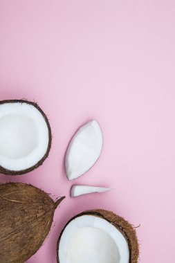 Pastel pembe arka planda tropikal yaz Hindistan cevizi.