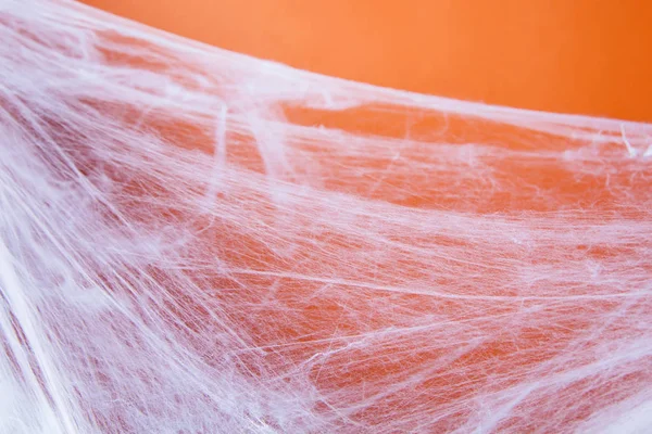 Halloween assustador teia de aranhas teia de aranha com um fundo laranja — Fotografia de Stock