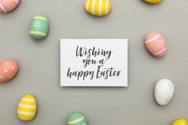 El yazısı paskalya mesajı ile renkli paskalya yumurtaları