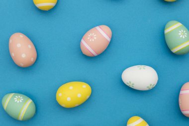Paskalya tatili arka planı. Pastel renkli süslenmiş paskalya yumurtaları 