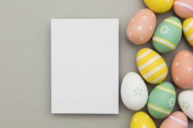 Paskalya tatili arka plan. Pastel renklerle süslenmiş Paskalya yumurtası