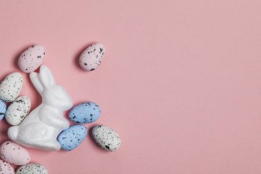 Yumurta ve paskalya bunni ile Pastel pembe paskalya tatili arka plan