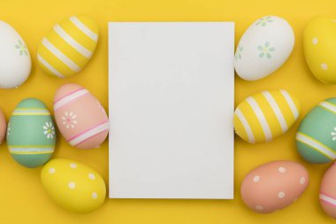 Paskalya tatili arka plan. Pastel renklerle süslenmiş Paskalya yumurtası