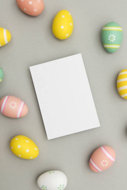 Paskalya tatili arka plan. Pastel renklerle süslenmiş Paskalya yumurtası