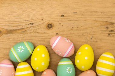 Ahşap arka planda boyanmış Paskalya yumurtaları