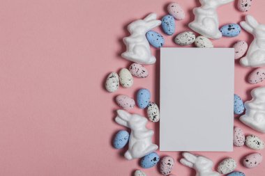 Yumurta, tavşan ve boş bir etiket ile Paskalya tatili arka plan s