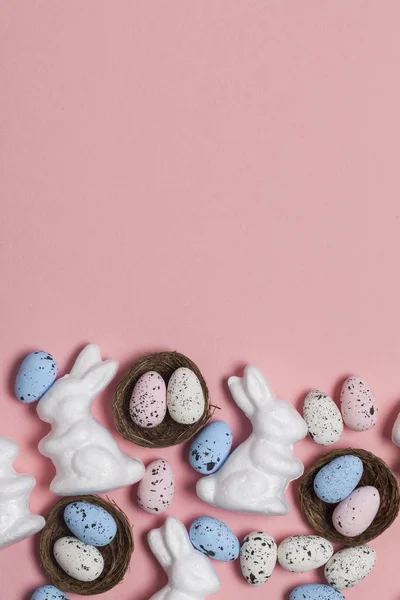 Easter background with easter eggs and easter bunnies on a pink — Stock Photo, Image