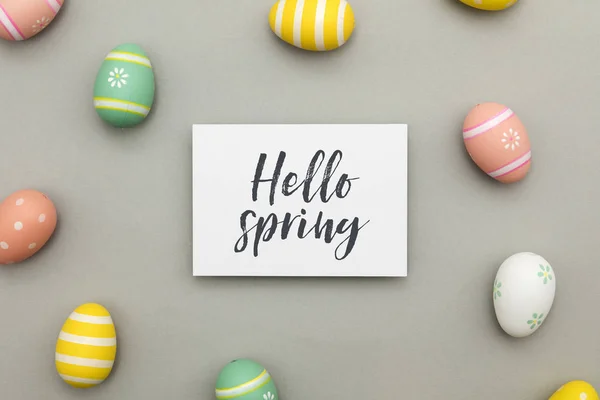 Huevos coloridos de Pascua con un mensaje escrito a mano de Pascua — Foto de Stock