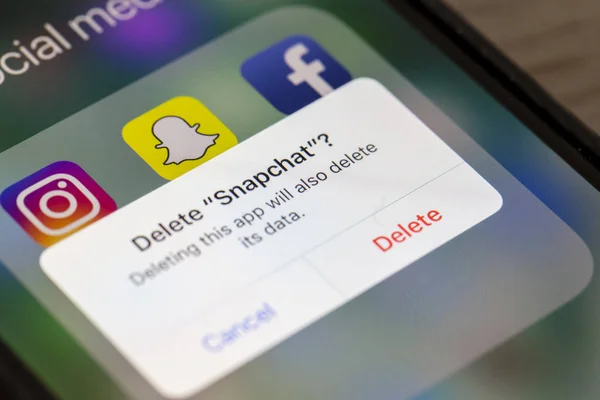 Oxford, Velká Británie-22. srpna 2018: uživatel programu Snapchat odstraní společnost socia — Stock fotografie