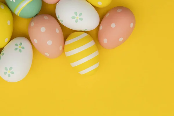 Ovos de páscoa pintados em um fundo amarelo brilhante — Fotografia de Stock
