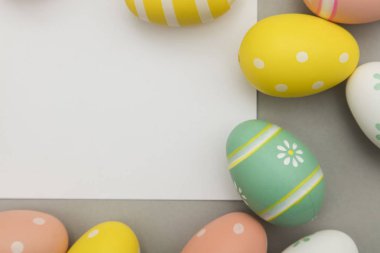Paskalya tatili arka plan. Pastel renklerle süslenmiş Paskalya yumurtası
