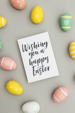 El yazısı paskalya mesajı ile renkli paskalya yumurtaları