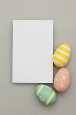 Paskalya tatili arka plan. Pastel renklerle süslenmiş Paskalya yumurtası