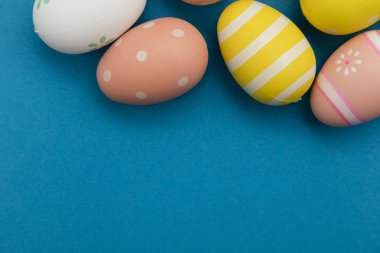 Paskalya tatili arka planı. Pastel renkli süslenmiş paskalya yumurtaları 