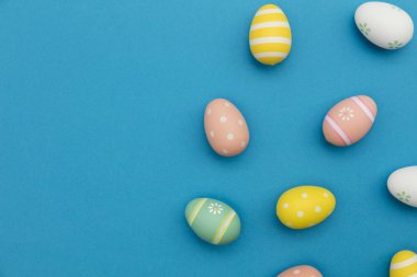 Paskalya tatili arka planı. Pastel renkli süslenmiş paskalya yumurtaları 