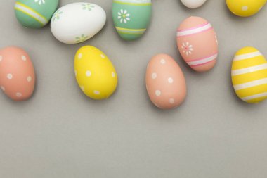Paskalya tatili arka plan. Pastel renklerle süslenmiş Paskalya yumurtası
