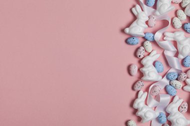 Yumurta ve paskalya bunni ile Pastel pembe paskalya tatili arka plan