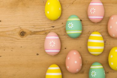 Ahşap arka planda boyanmış Paskalya yumurtaları