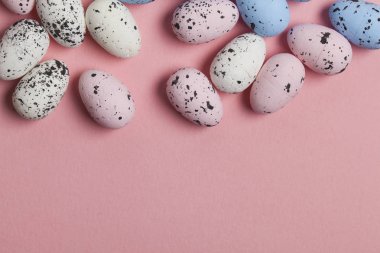 Pastel pembe arka plan üzerinde paskalya yumurtası koleksiyonu