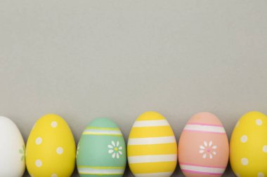 Paskalya tatili arka plan. Pastel renklerle süslenmiş Paskalya yumurtası