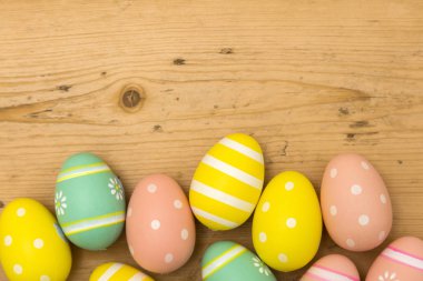 Ahşap arka planda boyanmış Paskalya yumurtaları
