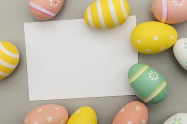 Paskalya tatili arka plan. Pastel renklerle süslenmiş Paskalya yumurtası