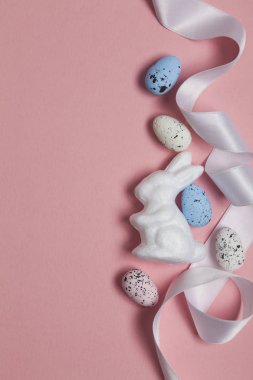 Yumurta ve paskalya bunni ile Pastel pembe paskalya tatili arka plan