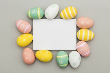 Paskalya tatili arka plan. Pastel renklerle süslenmiş Paskalya yumurtası
