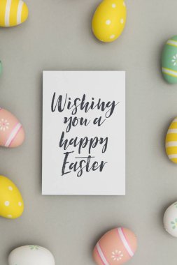El yazısı paskalya mesajı ile renkli paskalya yumurtaları