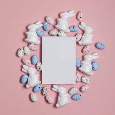 Yumurta, tavşan ve boş bir etiket ile Paskalya tatili arka plan s