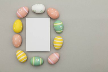 Paskalya tatili arka plan. Pastel renklerle süslenmiş Paskalya yumurtası