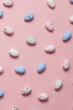 Pastel pembe arka plan üzerinde paskalya yumurtası koleksiyonu