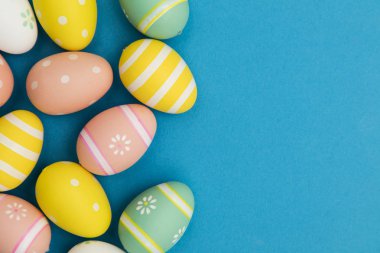 Paskalya tatili arka planı. Pastel renkli süslenmiş paskalya yumurtaları 